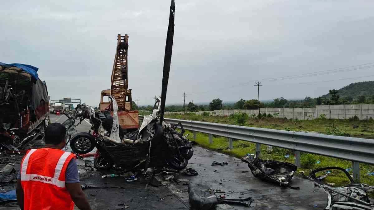 Six Killed in Fiery Samruddhi Expressway Crash as Truck Rams Car in Maharashtra | Photo Credit: https://x.com/Vishii14
