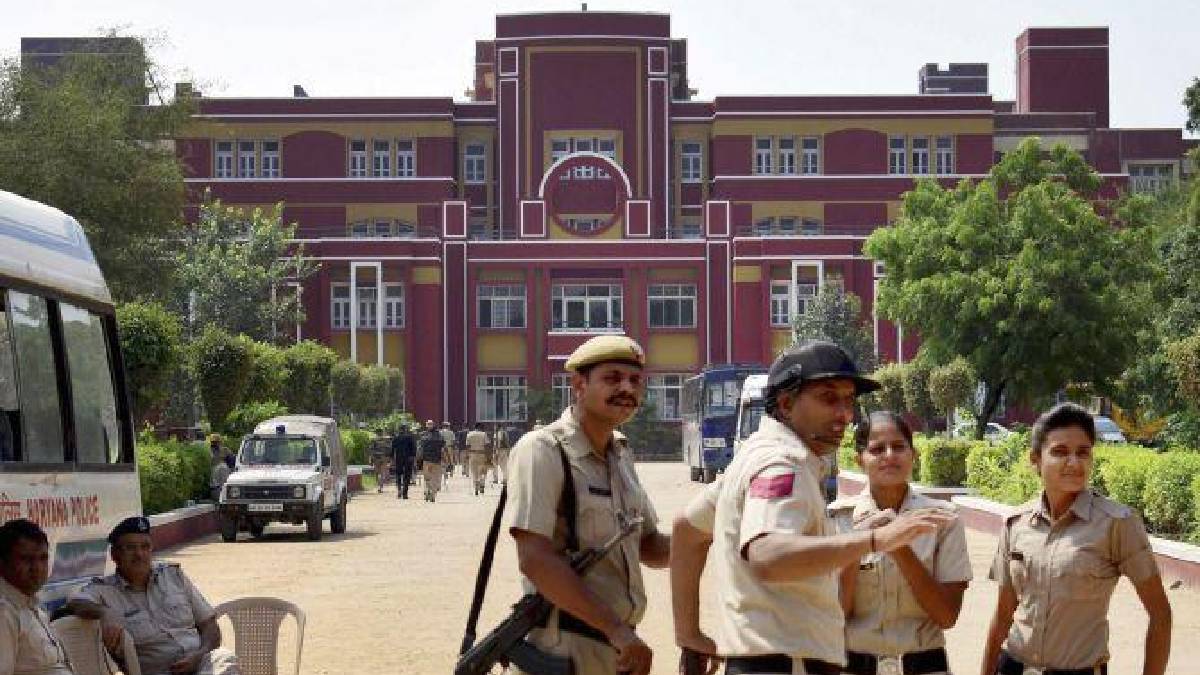 Bomb Threat Emails Trigger Panic in Gurugram: School and Mini Secretariat Searched, No Explosives Found Yet