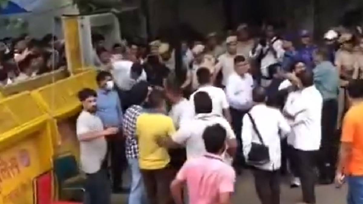 Students protesting at Jantar Mantar amid police presence | Photo Credit: https://x.com/SONUKUM88277862