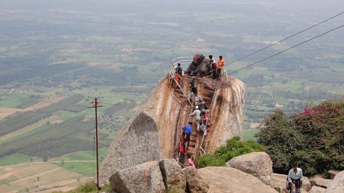 ಕೋತಿಗಳ ಕಾಟ, ಮುರಿದುಬೀಳುವ ಕಂಬಿಗಳು | Photo Credit: https://www.theindia.co.in/places/shivganga-hills