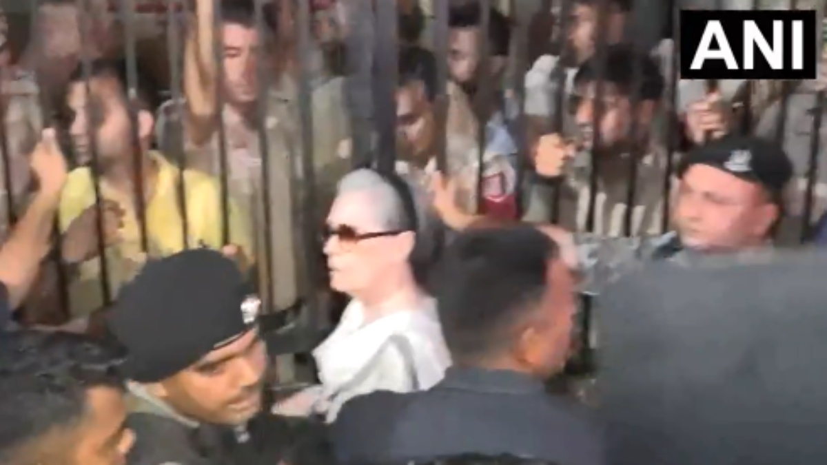 Sonia Gandhi Meets Priyanka Gandhi at Mandir Marg Police Station Following Protest Detentions