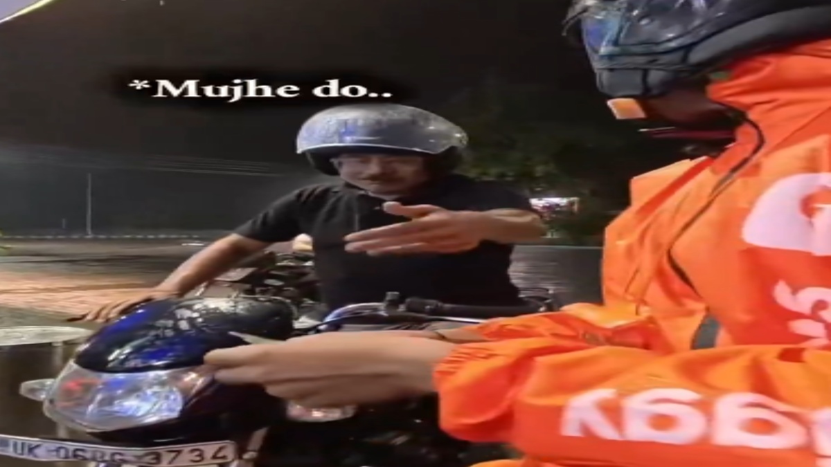 Stranger Pays for Delivery Boy’s Petrol After Wet Cash Is Refused, Leaves Him With a Life Lesson