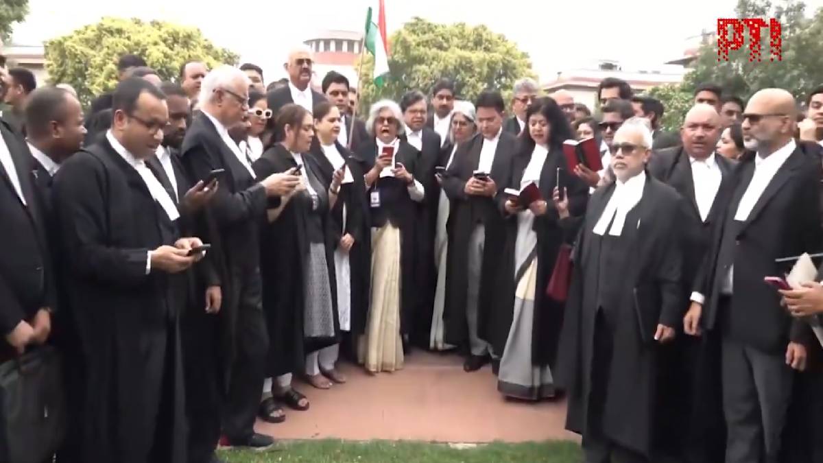 Lawyers Gather at Supreme Court, Read Constitution's Preamble Amid Jantar Mantar Protest Row