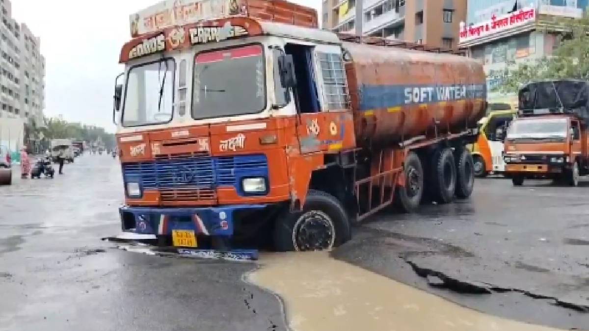 ಭೂಮಿಯೊಳಗೆ ಹೂತುಹೋದ ಐಷಾರಾಮಿ ಕಾರುಗಳು, ಬಸ್ಸುಗಳು | Photo Credit: https://x.com/sardesairajdeep