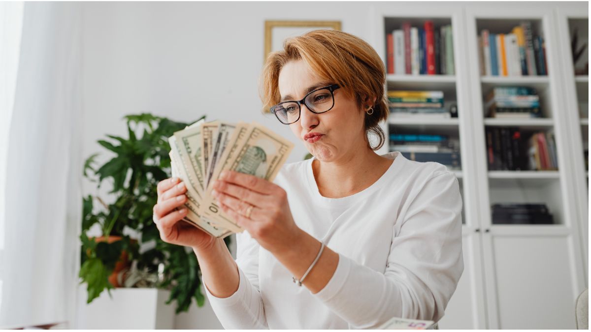 Travel Tips to Save Money | Photo Credit: https://www.canva.com/