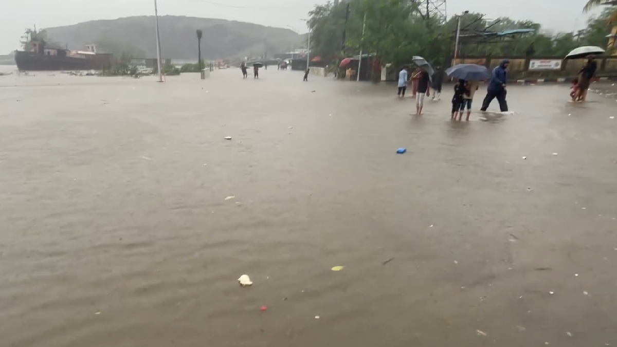 Ulhas River Nears Danger Mark as Heavy Rains Batter Thane; Flood Alert in Badlapur, Train Services Hit