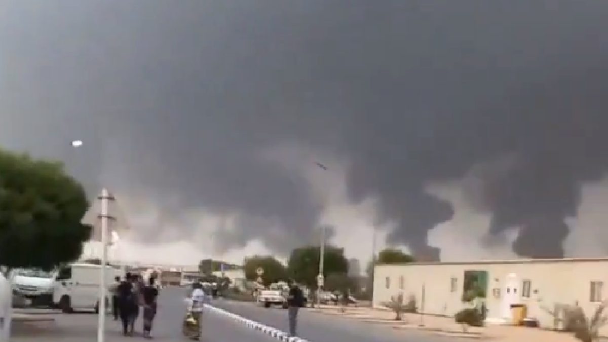 Missile smoke over Saudi Arabia's Jizan region | Photo Credit: https://x.com/tparon and https://x.com/ME_Observer_