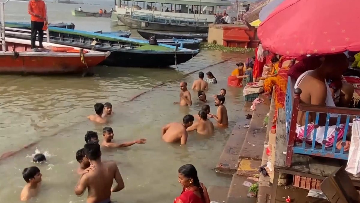 Devotees Take Holy Dip in River Ganga at Varanasi Ghats, Offer Prayers and Seek Divine Blessings | Photo Credit: https://x.com/DDNewslive