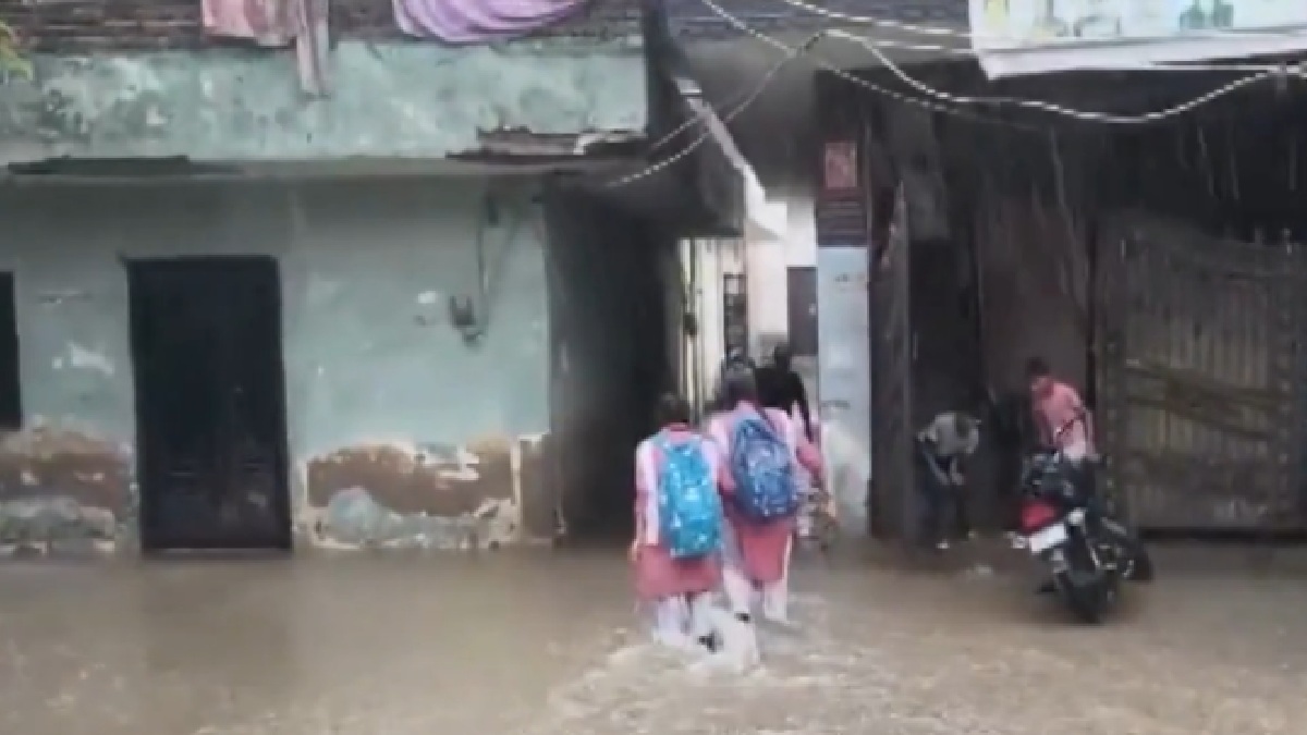 Delhi-NCR Rain Alert: Heavy Rain, Waterlogging & Traffic Disruptions | Photo Credit: x.com/Outlookindia