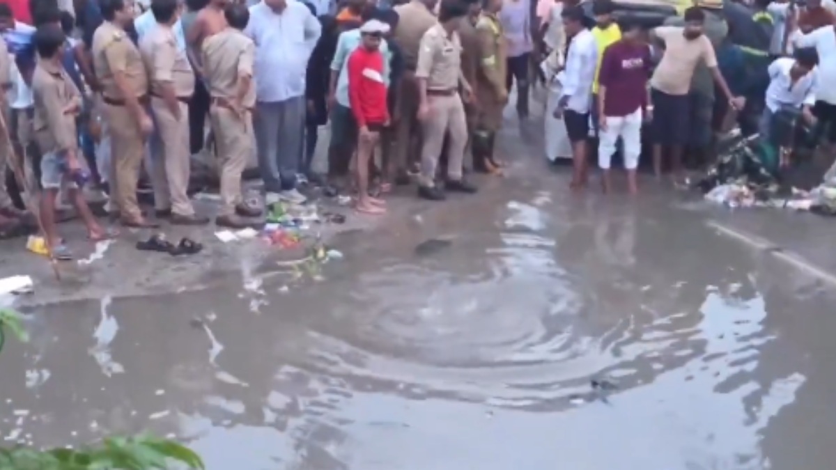 Agra Accident: Auto-Rickshaw With 5–6 Passengers Falls Into 20-Foot Water-Filled Pit.