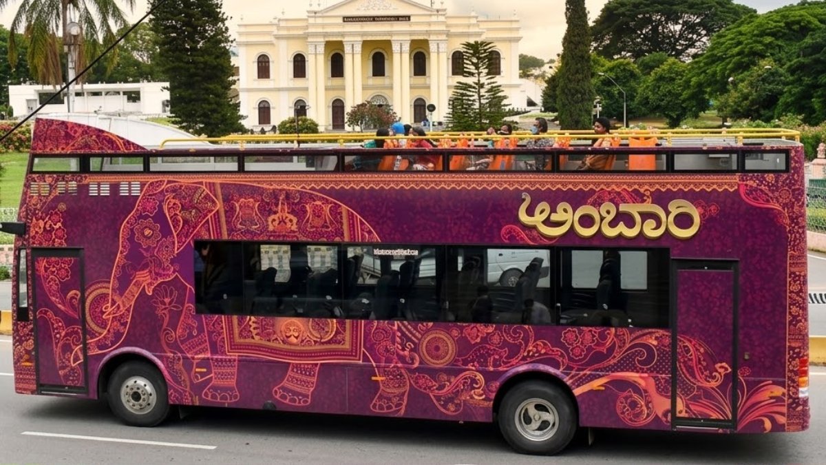 ಬೆಂಗಳೂರಿನ ಅಂಬಾರಿ ಡಬಲ್ ಡೆಕ್ಕರ್ ಬಸ್ ಈಗ ಬರ್ತ್‌ಡೇ, ಕಾರ್ಪೊರೇಟ್ ಈವೆಂಟ್ ಮತ್ತು ಪ್ರಿ-ವೆಡ್ಡಿಂಗ್ ಫೋಟೋಶೂಟ್‌ಗಳಿಗೆ ಬಾಡಿಗೆಗೆ ಲಭ್ಯ | Photo Credit: AI