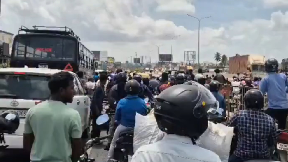 Massive Traffic Gridlock at Attibele Border as Mekedatu Water Project Protests Disrupt Movement