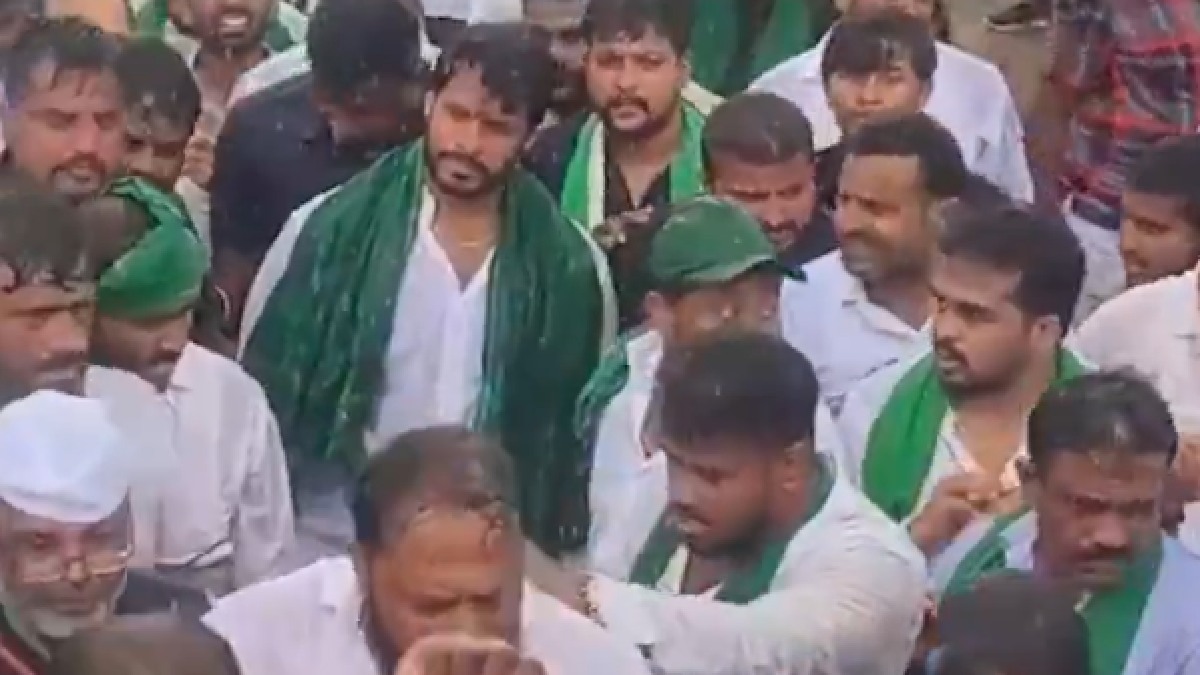 ರೈತರ ಹಕ್ಕುಗಳು ಮತ್ತು ಕಲ್ಯಾಣಕ್ಕಾಗಿ ಜೆಡಿಎಸ್‌ ನಡೆಸುತ್ತಿರುವ ಪಾದಯಾತ್ರೆಗೆ ಮಳೆಯ ನಡುವೆಯೂ ಕಾರ್ಯಕರ್ತರಿಂದ ಭರ್ಜರಿ ಸ್ಪಂದನೆ | Photo Credit: https://x.com/JanataDal_S