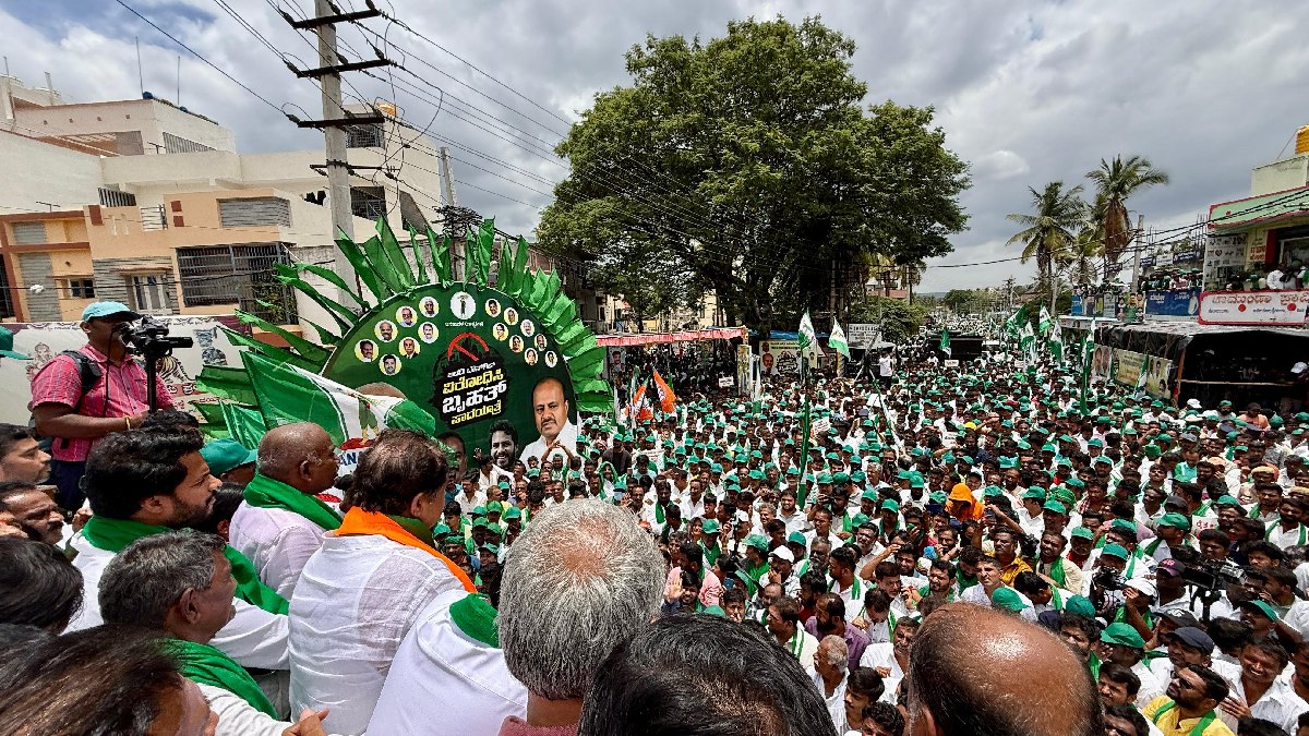 ಬಿದದಿ ಟೌನ್‌ಶಿಪ್ ಯೋಜನೆ ವಿರೋಧಿಸಿ ನಡೆದ ಬೃಹತ್ ಪಾದಯಾತ್ರೆಯಲ್ಲಿ ಸಾವಿರಾರು ಜನರು | Photo Credit: https://x.com/RAshokaBJP