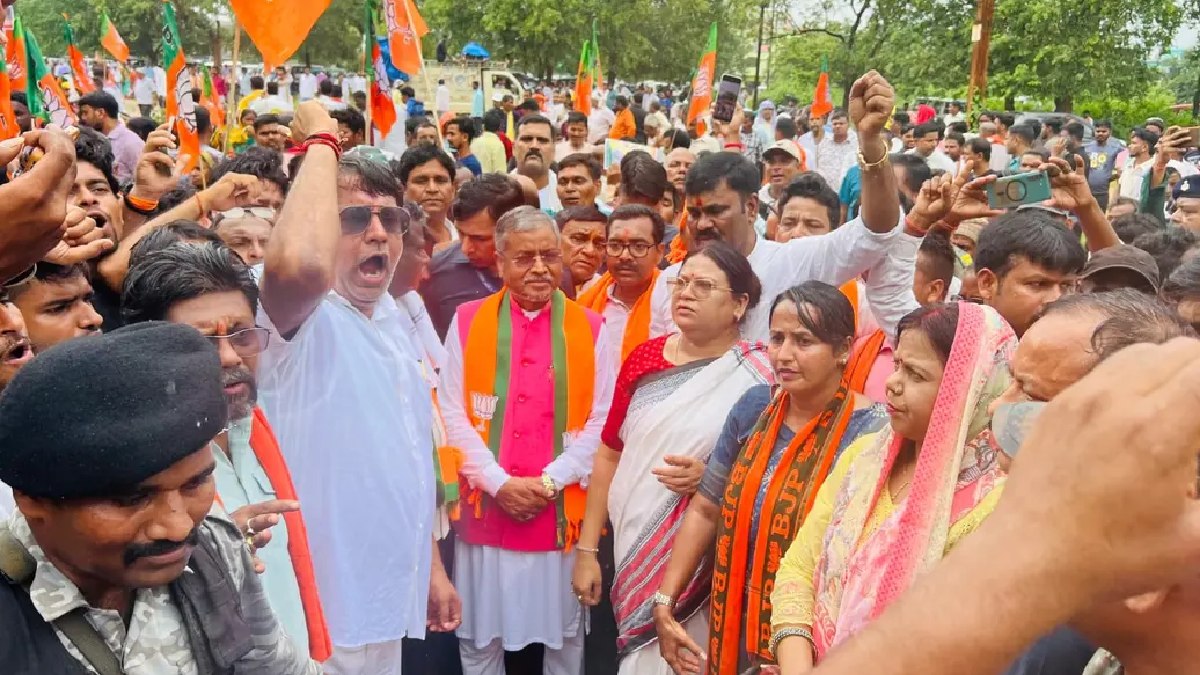 BJP workers protest outside Jamtara | Photo Credit: https://x.com/yourBabulal