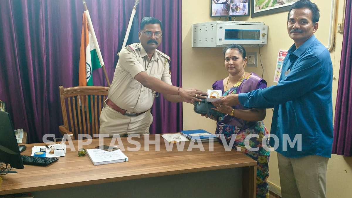 ವರಲಕ್ಷ್ಮಿ ಹಬ್ಬದಂದು ಶಿಕ್ಷಕನ ಮಾನವೀಯತೆ; ಚಿನ್ನಾಭರಣವಿದ್ದ ಪರ್ಸ್ ಪೊಲೀಸರಿಗೆ ಹಸ್ತಾಂತರ!!