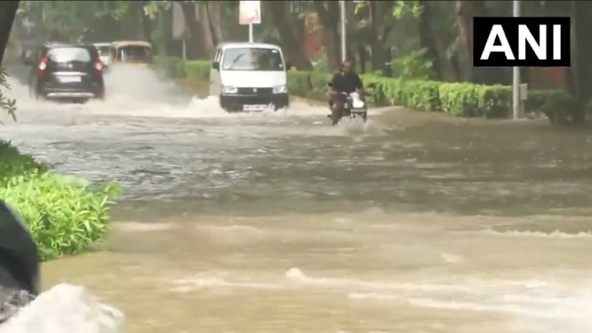 Delhi Rains Disrupt Normal Life as Heavy Showers Trigger Severe Waterlogging in Several Areas