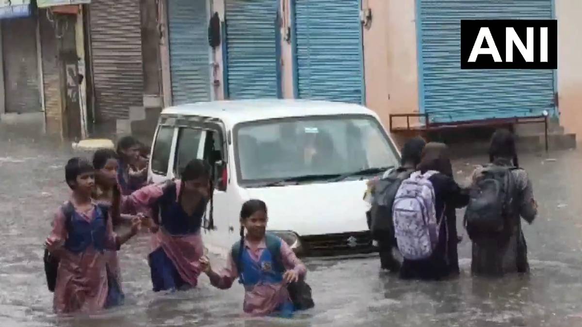 Delhi Rains Trigger Severe Waterlogging in Sangam Vihar as Students Struggle Through Flooded Streets