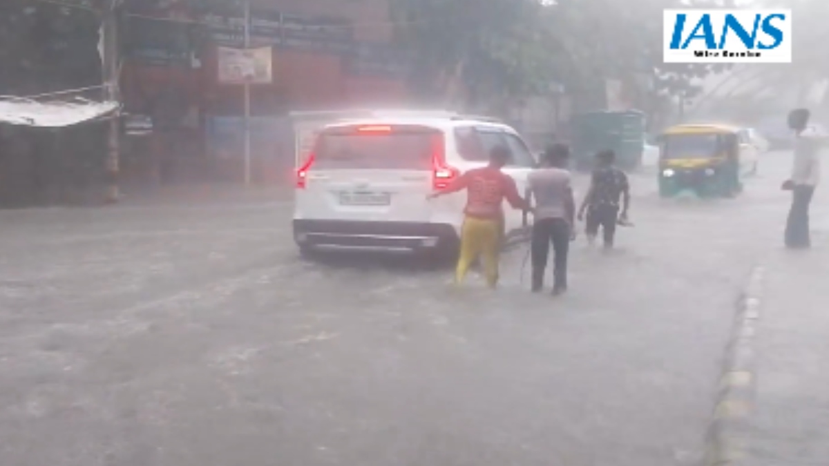 Heavy Rain Triggers 2–3 Feet Waterlogging in Delhi’s Tughlakabad, Traffic Comes to a Standstill | Photo Credit: https://x.com/ians_india