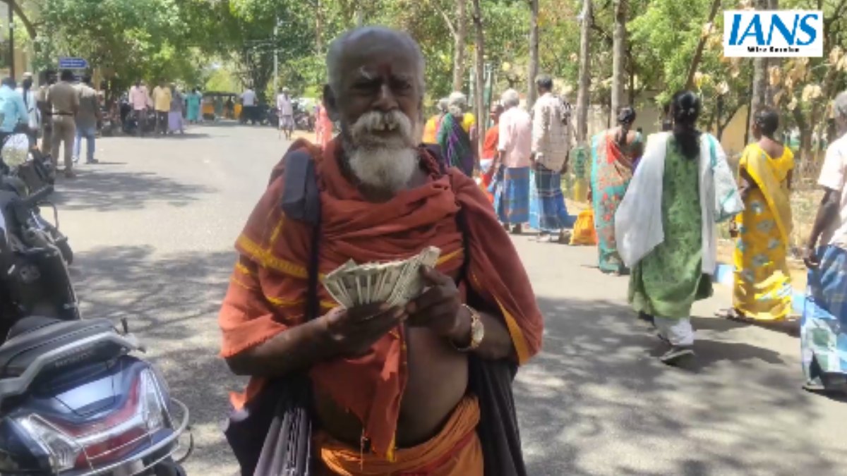 Dindigul Beggar Kool Pandian Donates ₹10,000 to CM Relief Fund for Nepal Flood Victims