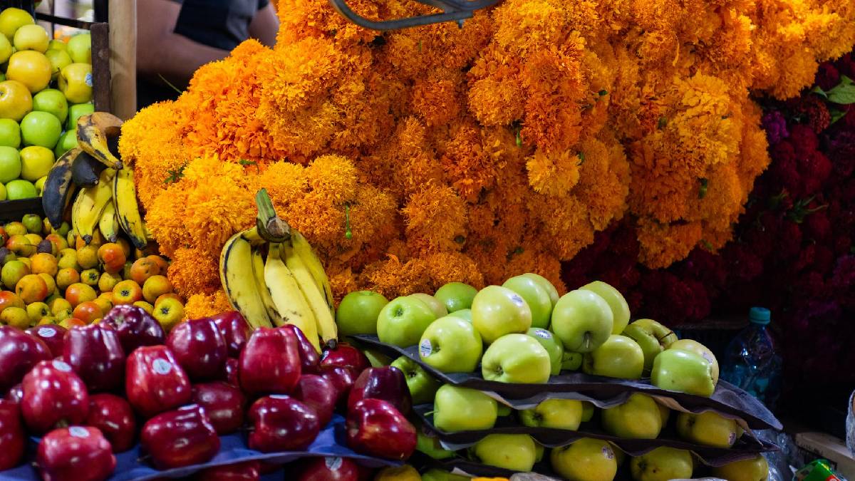 Bengaluru Fruit and Flower Prices Rise Ahead of Festivals; Apples and Roses Turn Costlier