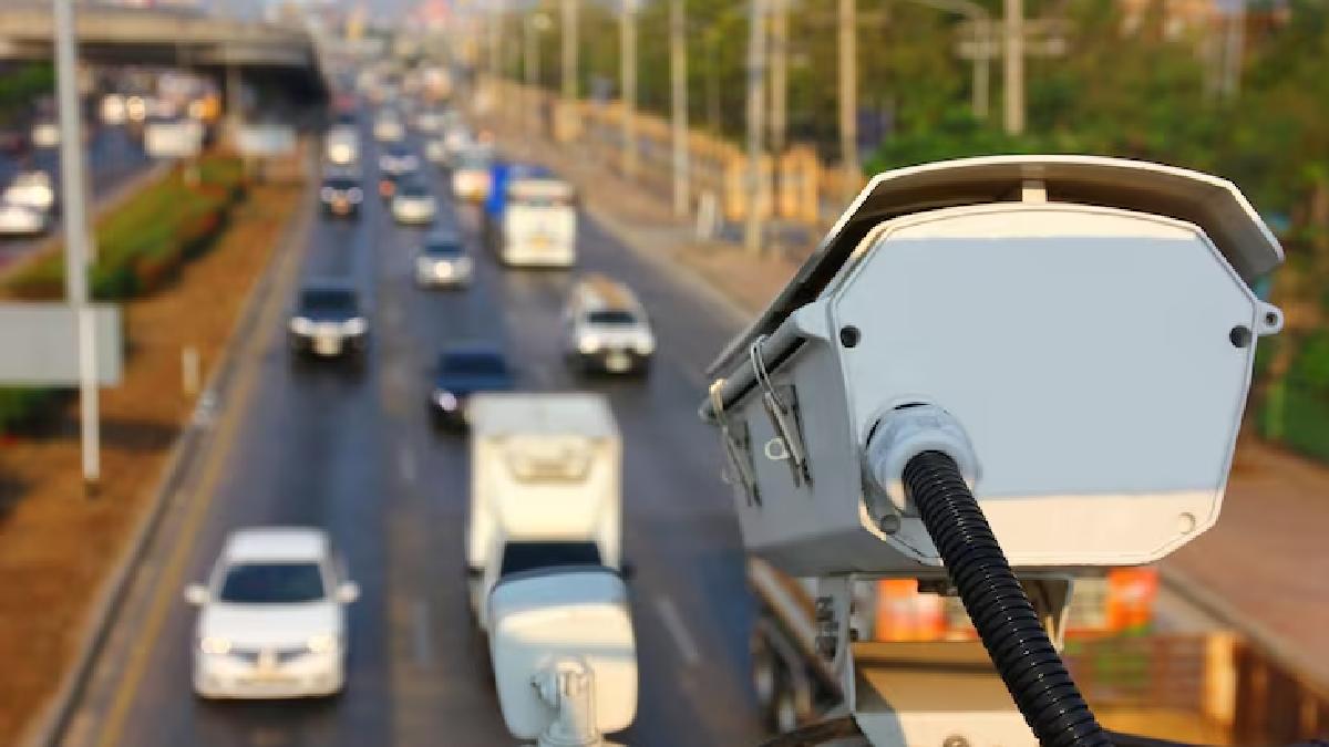 AI traffic camera monitoring vehicles on a Goa highway | Photo Credit: https://www.magnific.com