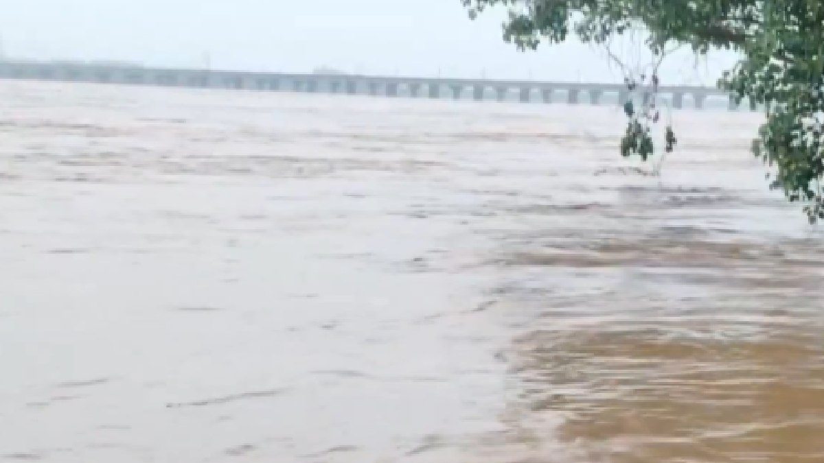Godavari River overflowing near Bhadrachalam | Photo Credit: https://x.com/NewsArenaIndia
