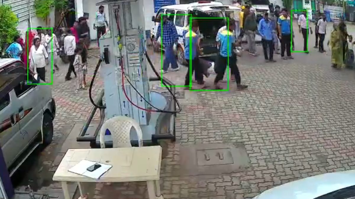 Ambaji CNG Station Accident: Van Loses Control, Kills Man Sitting Nearby | Photo Credit: https://x.com/Ashu_SinghKP