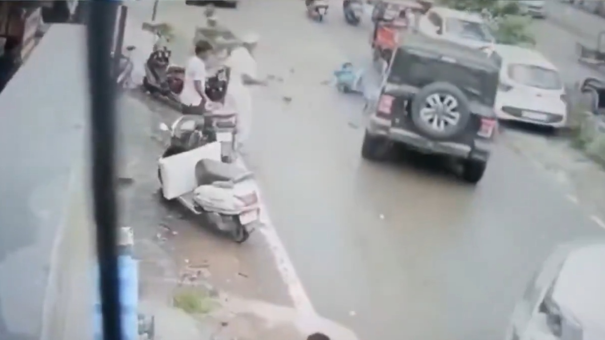 High-Speed Thar Crashes Into Handcart in Hoshiarpur, Elderly Man Hit; Vehicle Flees