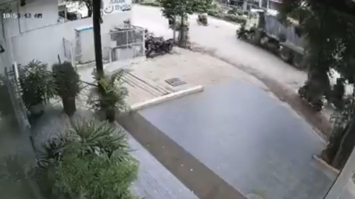 Bengaluru Jakkur Crash: Motorcyclist Has Miraculous Escape After Tipper Truck Rams Bike