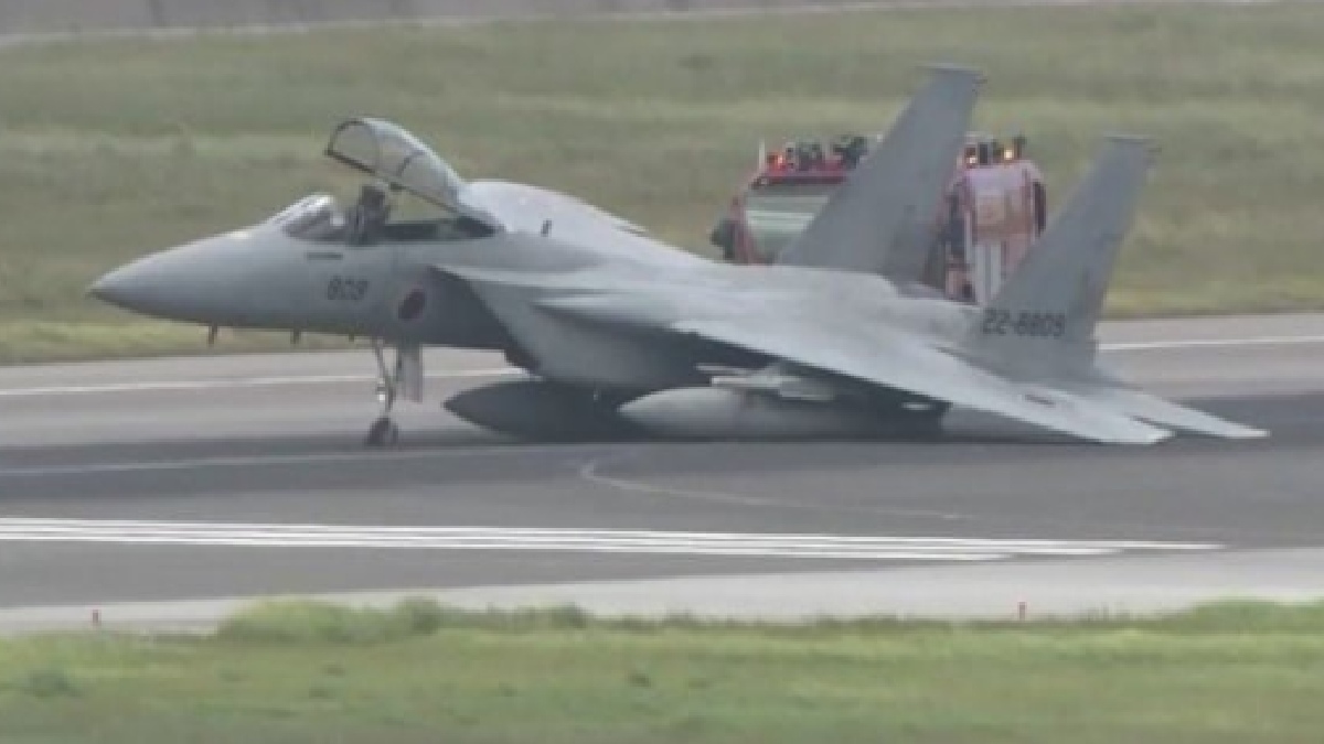 Japanese F-15J Makes Emergency Landing at Naha Airport After Landing Gear Failure