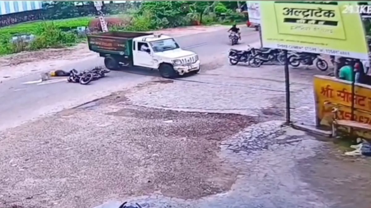 Bolero Garbage Dumper Rams Motorcycle on Jaspur-Bhootpuri Highway, Narrow Escape for E-Rickshaw