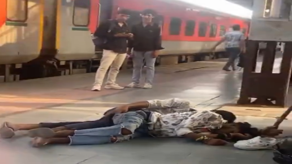 Jodhpur Railway Station Theft Caught on Camera: Man Steals Mobile Phone From Sleeping Passenger | Photo Credit: https://x.com/GemsOfRailway