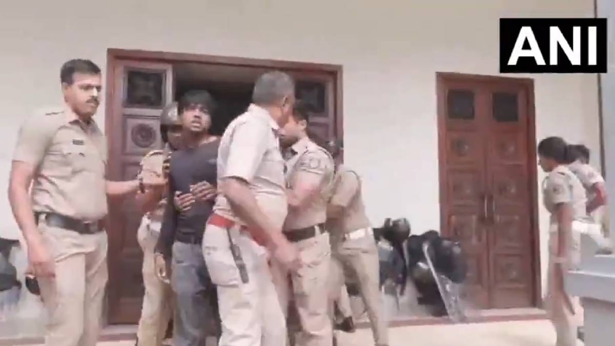 Police Detain SFI Members During Protest Outside Kerala University Registrar’s Office