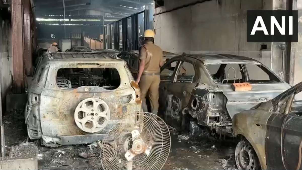 ಕೋಲ್ಕತ್ತಾ ವಿಮಾನ ನಿಲ್ದಾಣದ ಬಳಿ ಕಾರು ಶೋರೂಮ್‌ನಲ್ಲಿ ಭೀಕರ ಅಗ್ನಿ ಅವಘಡ; 30ಕ್ಕೂ ಹೆಚ್ಚು ಕಾರುಗಳು ಭಸ್ಮ!!