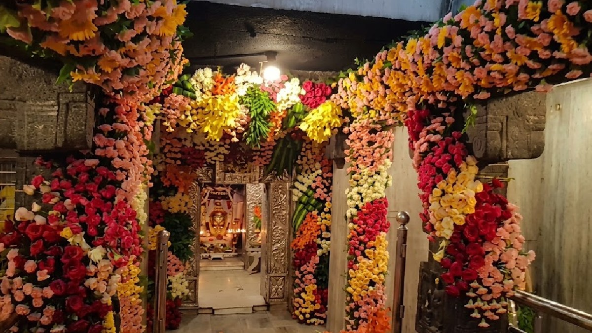 ವಿವಿಧ ಬಣ್ಣಬಣ್ಣದ ಹೂವುಗಳಿಂದ ಅಲಂಕರಿಸಲ್ಪಟ್ಟ ಶ್ರೀ ಮಲೆ ಮಹದೇಶ್ವರಸ್ವಾಮಿ ದೇವಸ್ಥಾನ | Photo Credit: https://x.com/TV5kannada