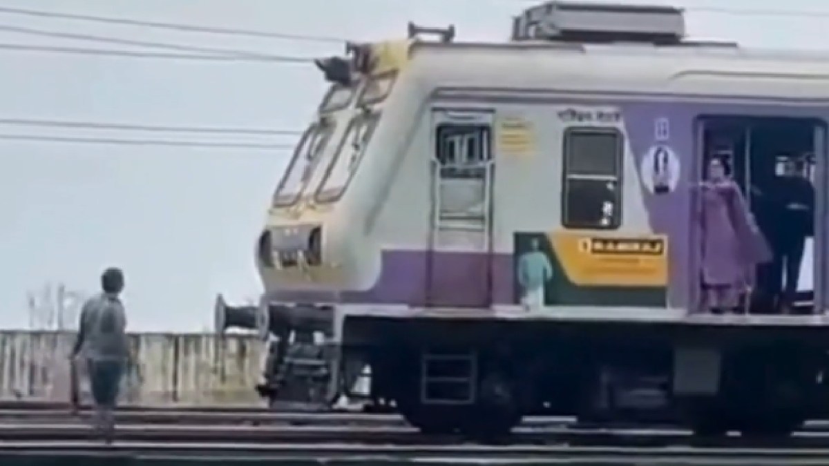 ಪಶ್ಚಿಮ ರೈಲ್ವೆ ಹಳಿಗೆ ವ್ಯಕ್ತಿಯೊಬ್ಬರು ಪ್ರವೇಶ | Photo Credit: https://x.com/ndtvindia