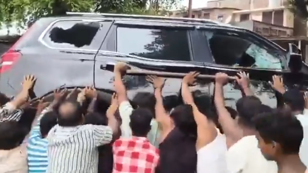 UP Doctor Attacked by Mob After SUV Hits Cow in Badaun | Photo Credit: x.com/YPRAJJWAL