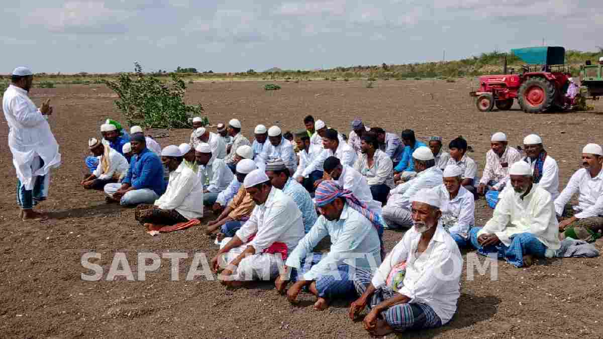 ಮಳೆಗಾಗಿ ಬತ್ತಿದ ಕೆರೆಯಲ್ಲಿ ಸಾಮೂಹಿಕ ನಮಾಜ್ - ಚಿಕ್ಕಬಳ್ಳಾಪುರದಲ್ಲಿ ಮುಸ್ಲಿಂ ಸಮುದಾಯದ ವಿಶೇಷ ಪ್ರಾರ್ಥನೆ!!