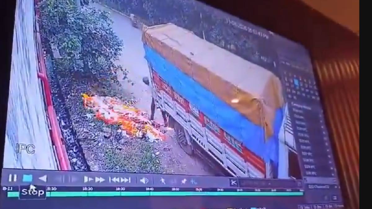 Agra: National and Saffron Flags Found Dumped in Garbage Heap, CCTV Shows Truck Driver Abandoning Them