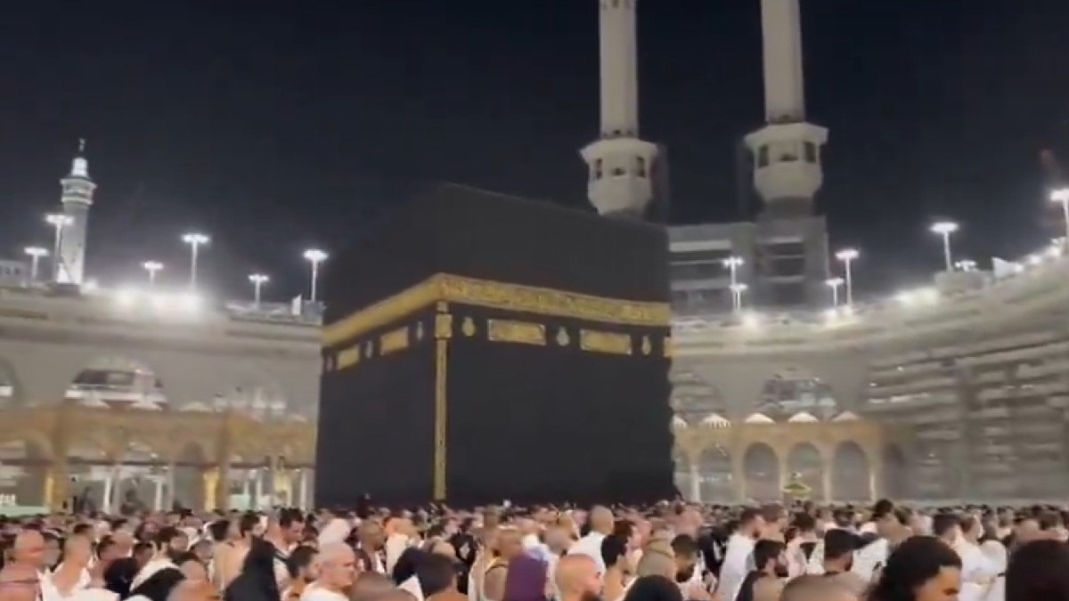 Pakistan PM Shehbaz Sharif Performs Umrah in Makkah Alongside Senior Delegation, Prays for Peace and Prosperity