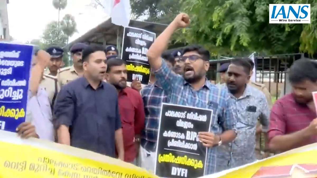 ಪಾಲಕ್ಕಾಡ್ ರೈಲ್ವೆ ವಿಭಾಗ ವಿಭಜನೆಗೆ ವಿರೋಧ - ಡಿಆರ್‌ಎಂ ಕಚೇರಿ ಬಳಿ ಡಿವೈಎಫ್‌ಐ-ಪೊಲೀಸ್ ಘರ್ಷಣೆ!!