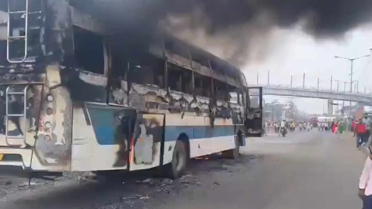 Patna Road Accident: Mob Sets Bus and Police Vehicles on Fire After Youth's Death on NH-30