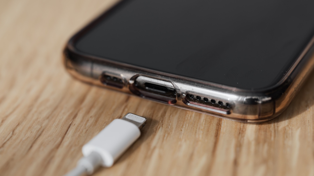 Benefits of Charging Your Smartphone in Airplane Mode | Photo Credit: www.pexels.com