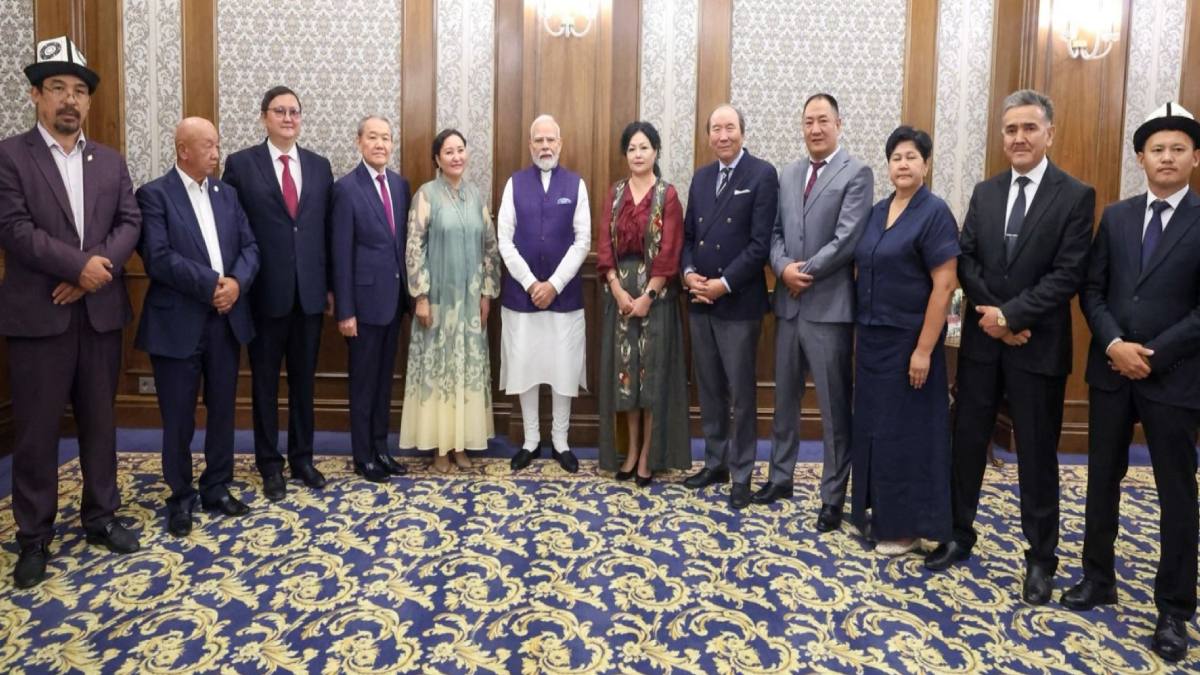 PM Modi Meets India-Connected Group in Tashkent, Highlights Diaspora, Yoga, Environment and Academic Ties