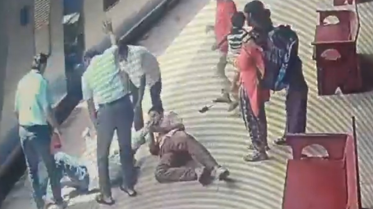 ಚಲಿಸುತ್ತಿದ್ದ ಮಡಗಾಂವ್–ಮಂಗಳೂರು MEMU ರೈಲಿಗೆ ಹತ್ತಲು ಹೋಗಿ ಅಪಾಯ | Photo Credit: https://x.com/vinndz_TNIE