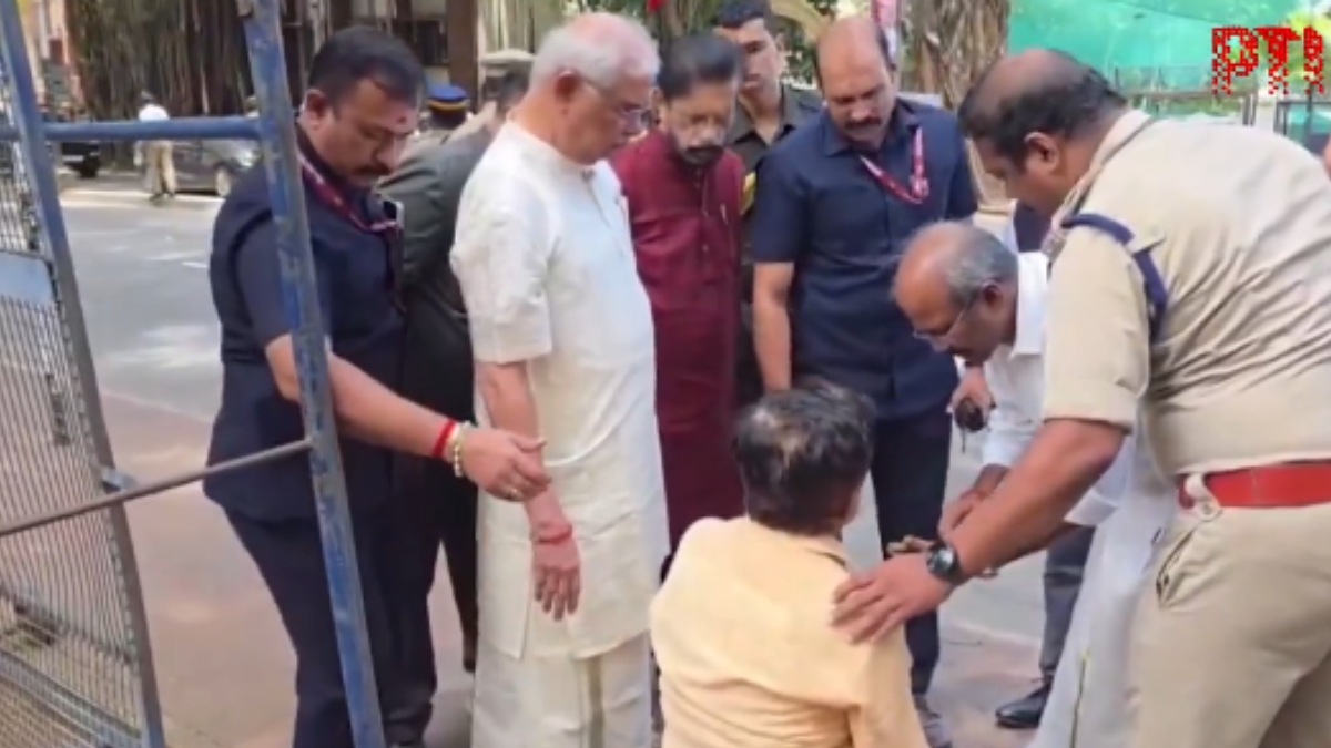 Kerala Governor Rajendra Arlekar Stops Convoy to Help Man Who Fainted Outside Lok Bhavan