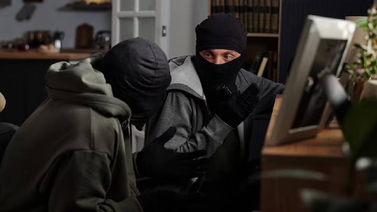 Elderly couple targeted in robbery | Photo Credit: https://www.magnific.com/free-photos-vectors/robbery/2