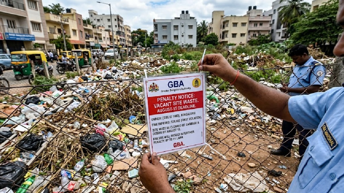 ಬೆಂಗಳೂರಿನ ಖಾಲಿ ನಿವೇಶನಗಳಲ್ಲಿ ಕಸ ತೆರವುಗೊಳಿಸಲು ಜಿಬಿಎ ಆಗಸ್ಟ್ 15ರವರೆಗೆ ಗಡುವು ನೀಡಿದೆ | Photo Credit: AI