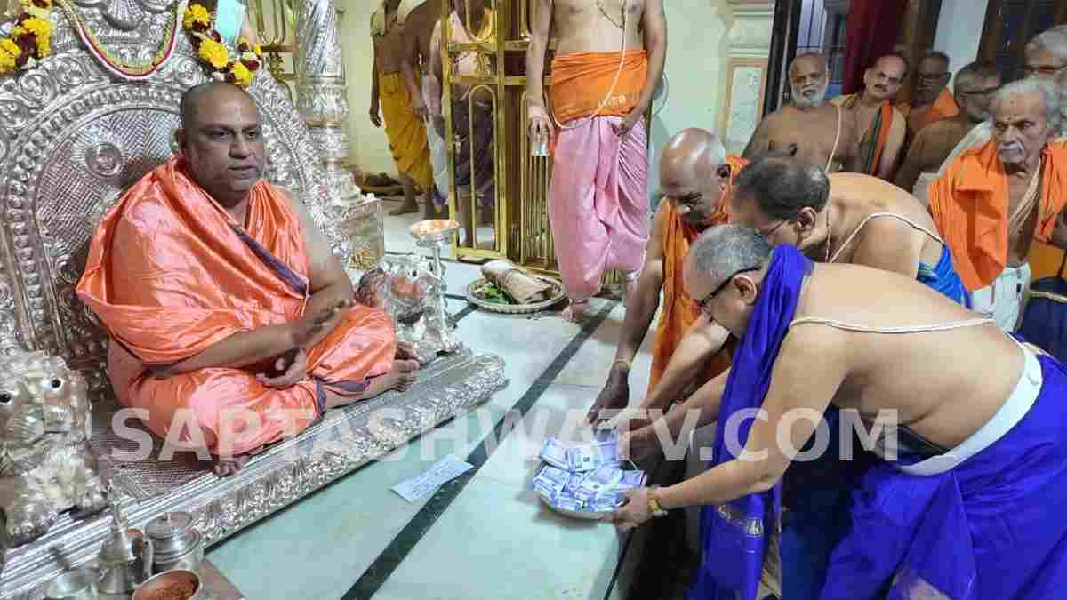 ಶ್ರೀ ರಾಘವೇಂದ್ರ ಸ್ವಾಮಿಗಳ ಬೃಂದಾವನಕ್ಕೆ ವಿಶೇಷ ಪೂಜೆ